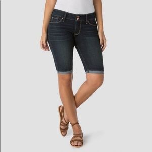 DENIZEN from Levi’s Women’s Modern Skinny Jean Shorts (Dark Wash)